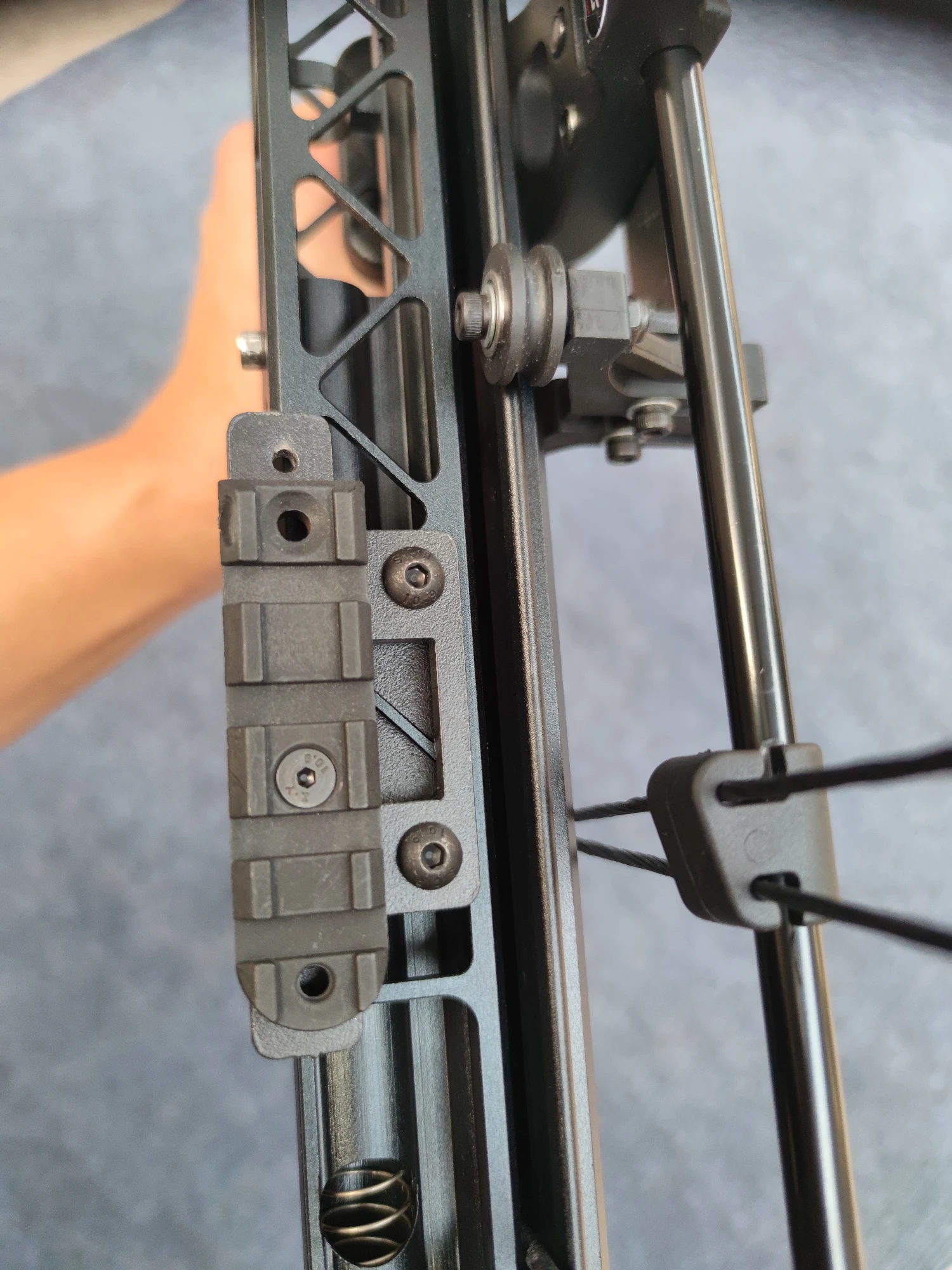 Adjustable Cam System and Dual Ball Rails — Smooth and Stable Feeding02 BattleFalcon BF-L18KA Rapid-Fire Steel Ball Compound Bow