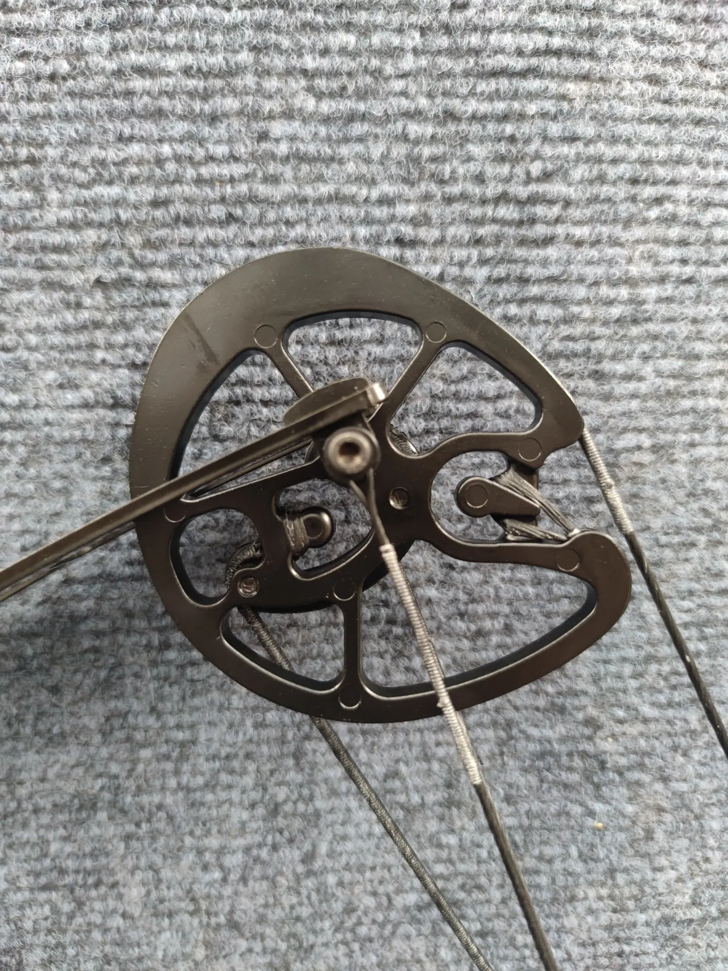 Automatic Steel Ball Feeding System — 40-Shot Rapid-Fire Mechanism BattleFalcon BF-AR16 40-Shot Rapid-Fire Steel Ball Compound Bow