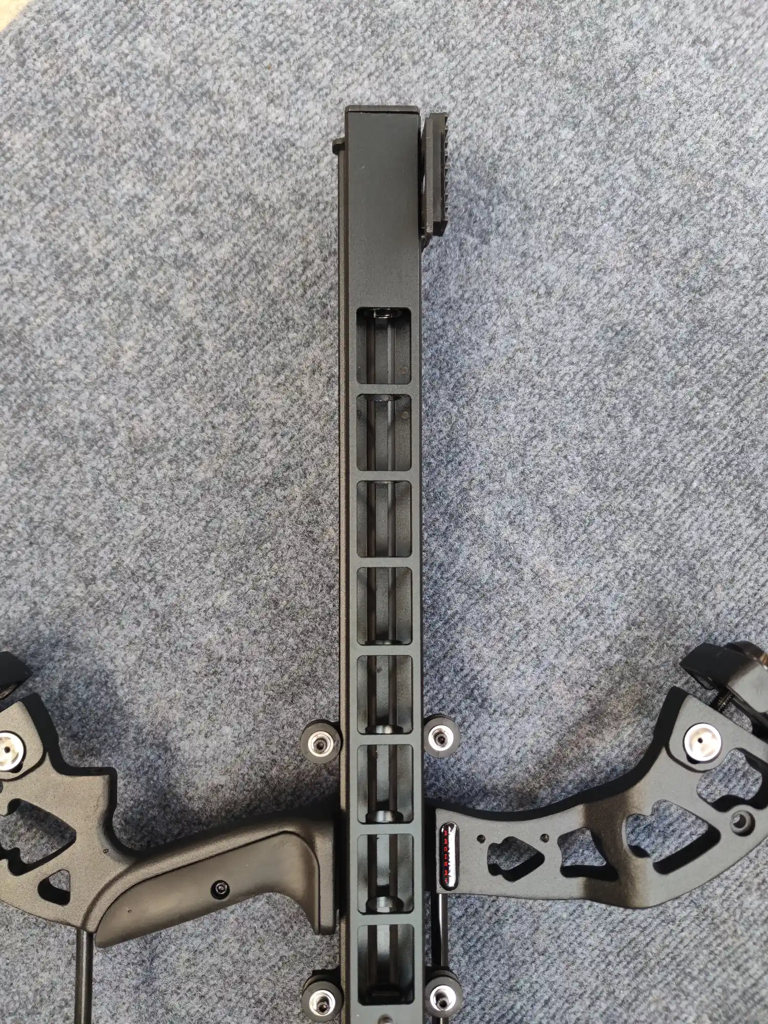 Automatic Steel Ball Feeding System — Rapid-Fire Mechanism (40 Shots) BattleFalcon BF-L18KA Rapid-Fire Steel Ball Compound Bow