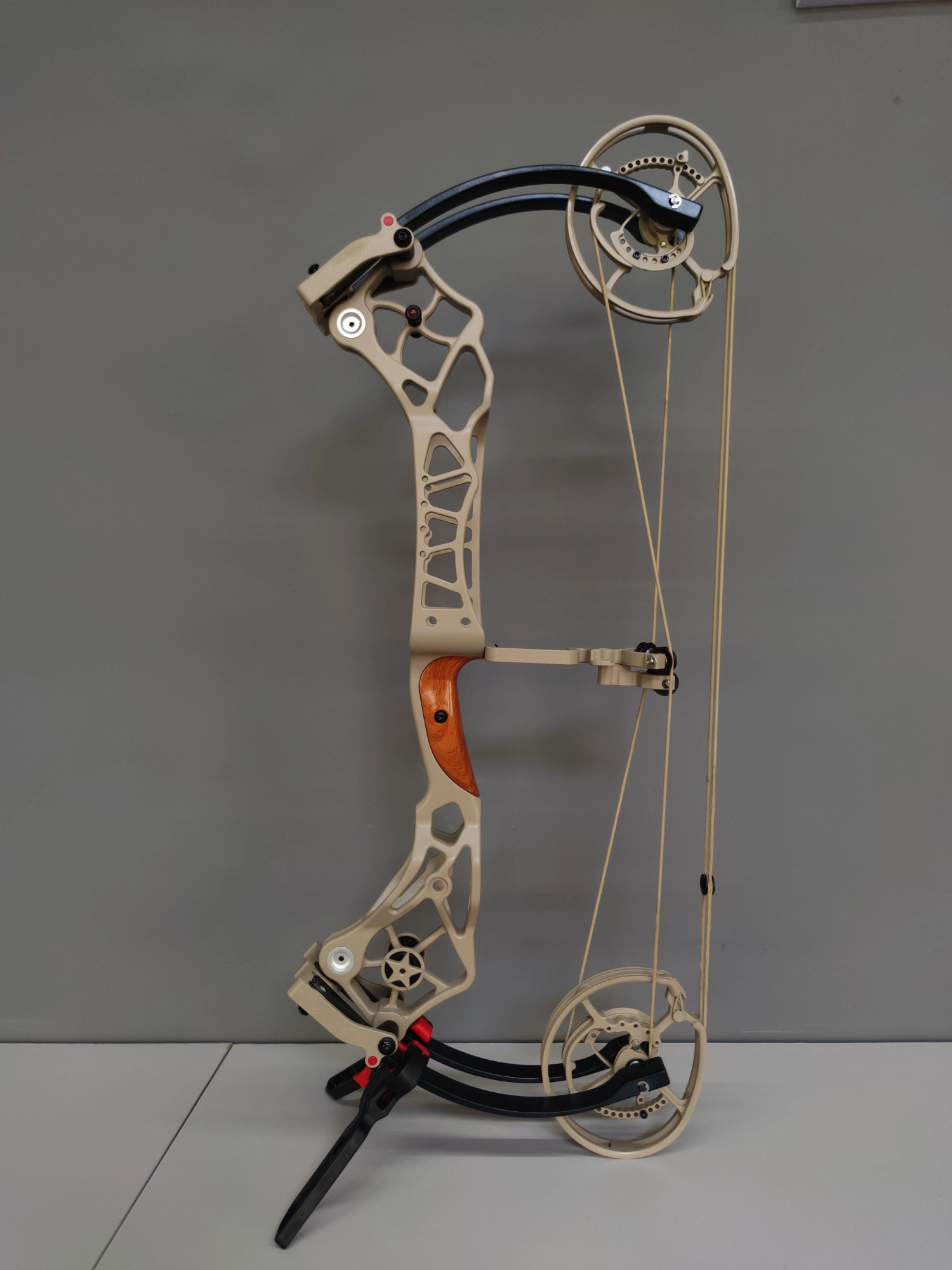 BattleFalcon WUKONG Bow Side View — Ceramic-Coated CNC Aluminum Riser and Aggressive Design03