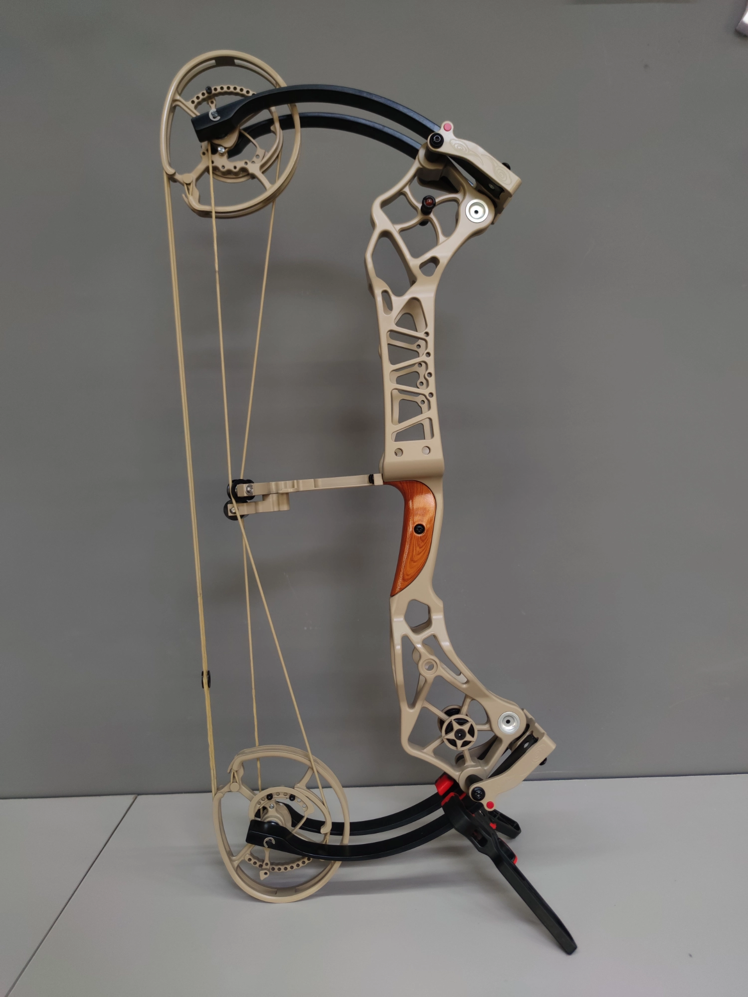 BattleFalcon WUKONG Bow Side View — Ceramic-Coated CNC Aluminum Riser and Aggressive Design04