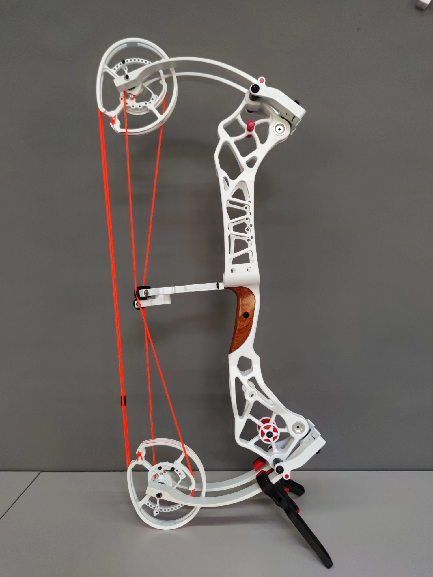 BattleFalcon WUKONG Bow Side View — Ceramic-Coated CNC Aluminum Riser with Dopamine Finish06
